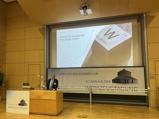 Person bei Vortrag auf der Schmalkalder Werkzeugtagung